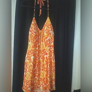Cute mutilcolor dress with an opening in the back 🧡🧡…